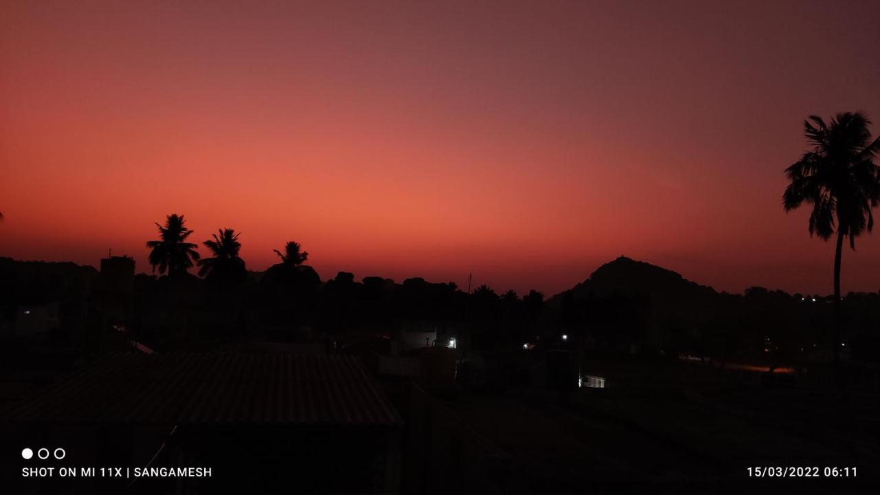 Temple View Guest House Hampi Esterno foto