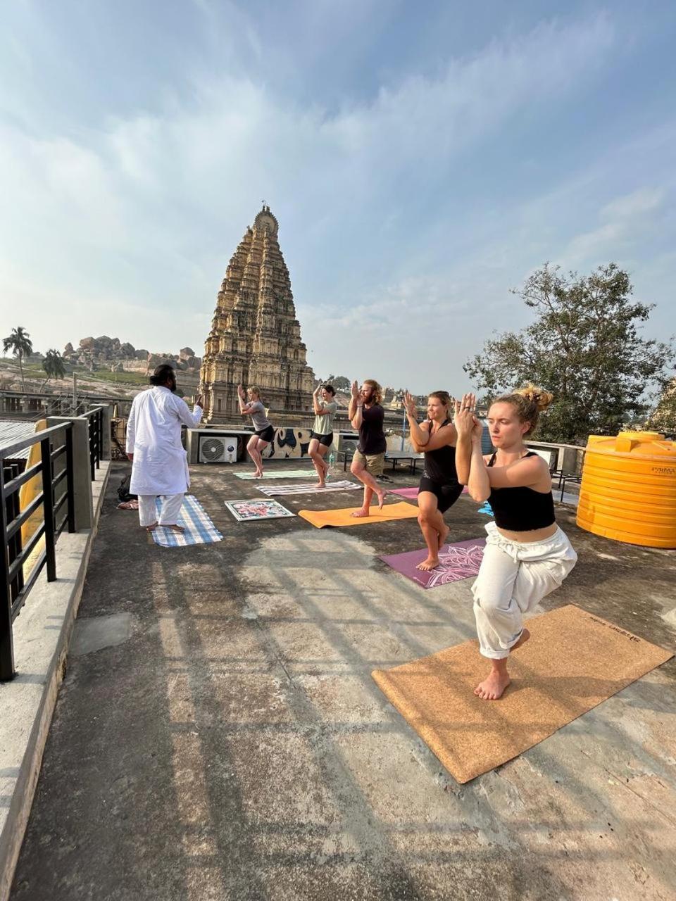 Temple View Guest House Hampi Esterno foto